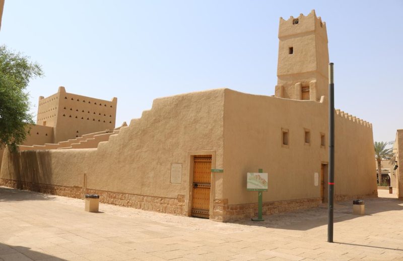 بيوت الطين القديمة في السعودية ذكريات وحنين وشعر 
